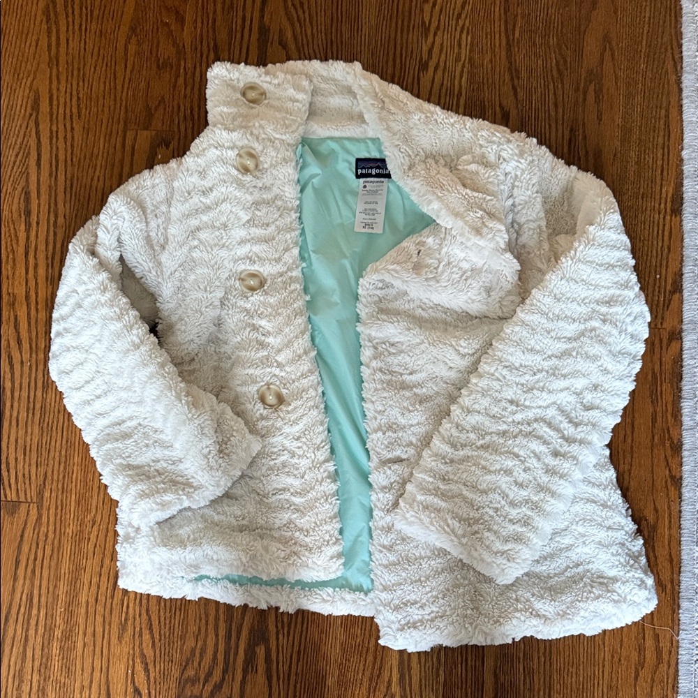 Patagonia White Faux Fur Kids Jacket I wore as an xs Womens